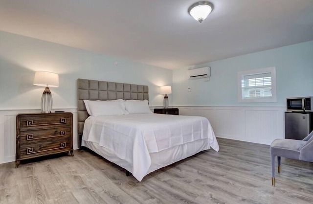 Loggerhead Inn & Suites - King Room in hotel in Surf City, North Carolina