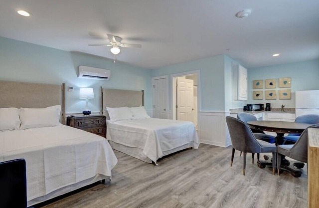 Loggerhead Inn & Suites - Two Queen Suite in hotel in Surf City, North Carolina