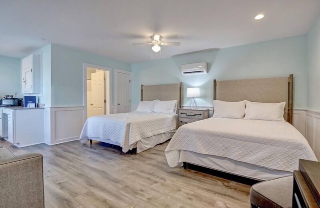 Loggerhead Inn & Suites - Two Queen Suite in hotel in Surf City, North Carolina