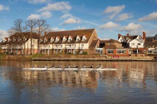 London Thames Lodge by Dancenter