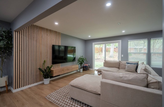 Lonestar - 4/2.5 newly renovated house with huge backyard and office