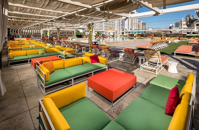 Look No Further! 3 Modern Accommodations, City or Mountain View, Outdoor Pool!