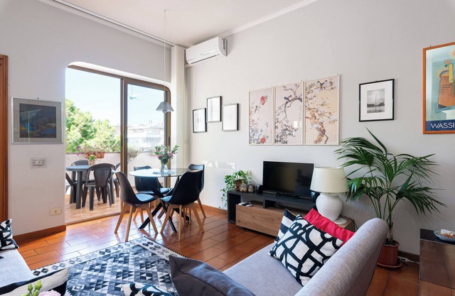 Loretta's place! A modern, cozy, quiet and bright apartment