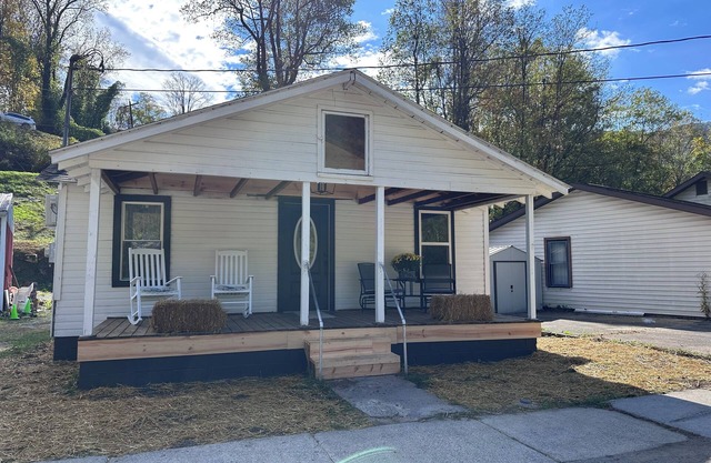 Lovely 2-bedroom house river front in Webster Springs