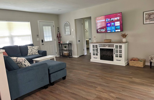 Lovely 2-bedroom house located minutes from Inverness Entertainment District.