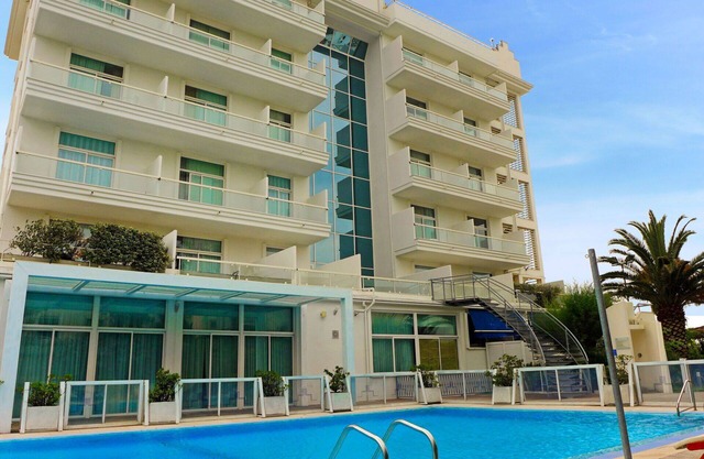 Lovely apartment for 4 guests with pool, WIFI, A/C, TV, patio and pets allowed