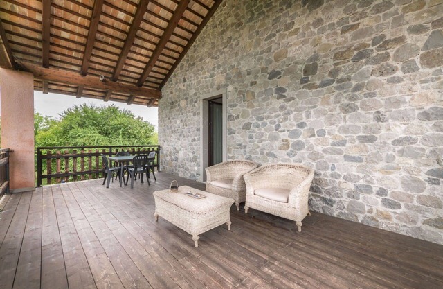 Lovely apartment in villa for 4 guests with pool, A/C, WIFI, TV, terrace and pets allowed