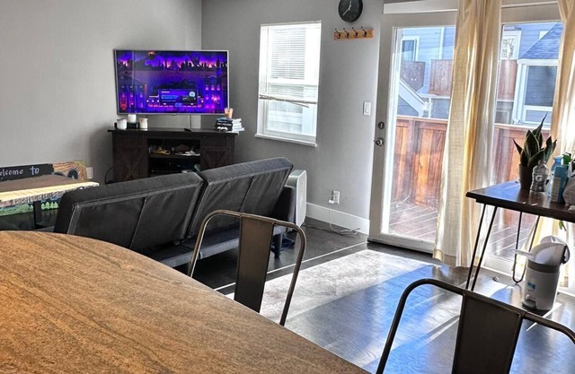 Lovely Condo 2 blocks from Peart St Mall