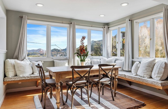 lovely Home with Jacuzzi, Fireplace & Harbor View