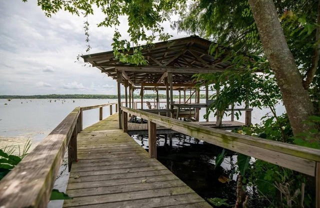 Lovely Lakefront Cabin located on Lake Seminole