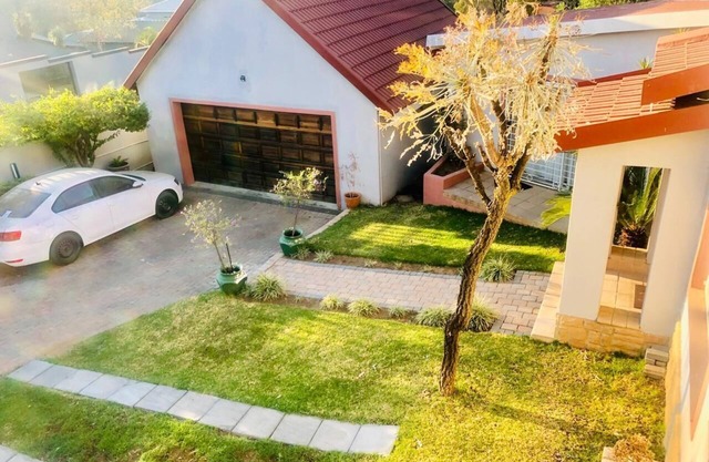 Lovely Modern Apartment. In the heart of Randpark Ridge, close to the shopping