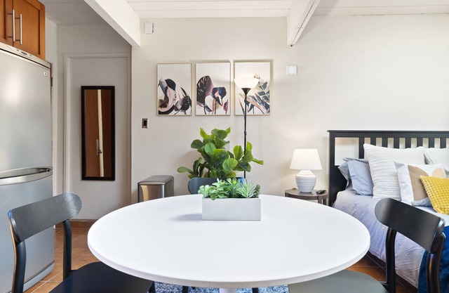 Lovely Pet Friendly Studio on Quiet Culdesac w/Fast WiFi