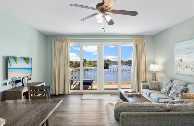 Low Floor 3BD plus Bunks Condo! Family Resort! 5 Pools! Free Beach Chair Service!