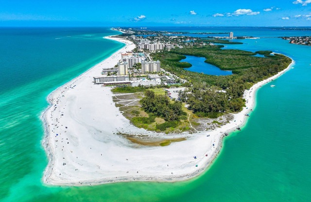 Lulu's Key House Leatherback 2/2 Downstairs