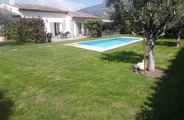 Lumineuse Villa de Vacances Avec Piscine sur la Côte D'azur