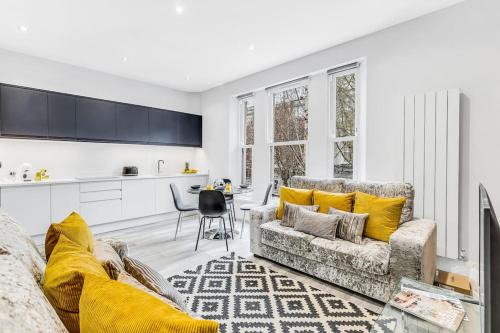 LUX Abbey Road Apartment Sleeps up to 7