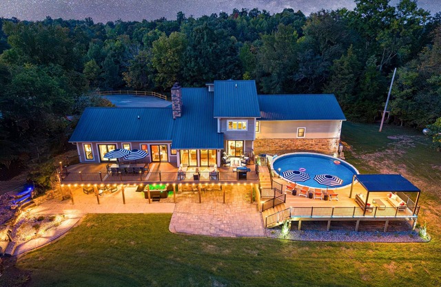 Lux Lodge~3 Mi to Bardstown~SpkEZ~Hot Tub~Game Rm