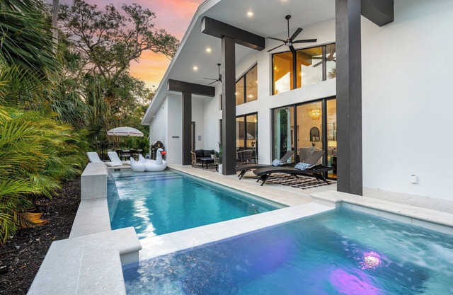 Lux Pelican's Perch | Heated Pool + Hot Tub + Gym