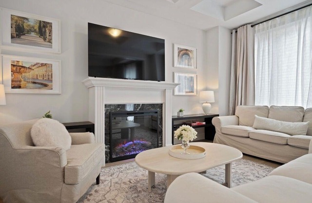Lux Townhouse Family friendly in Upper Oakville