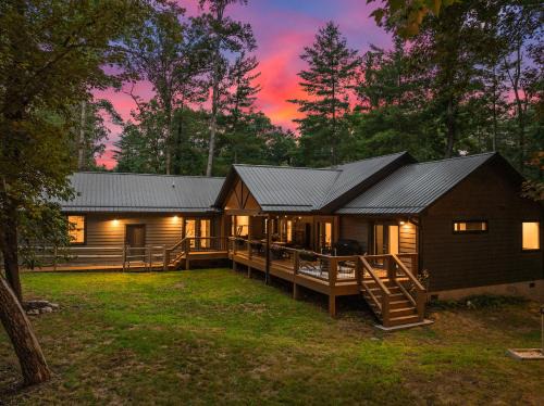 LUXE, 2 miles to Downtown, Hot Tub, Fire Pit, Secluded Serenity of the Blue Ridge Mountains