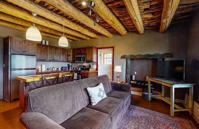 Luxe 2-Unit Hideaway: Suite & Casita w/Full Kitchens - Walk to Dining, Dogs OK