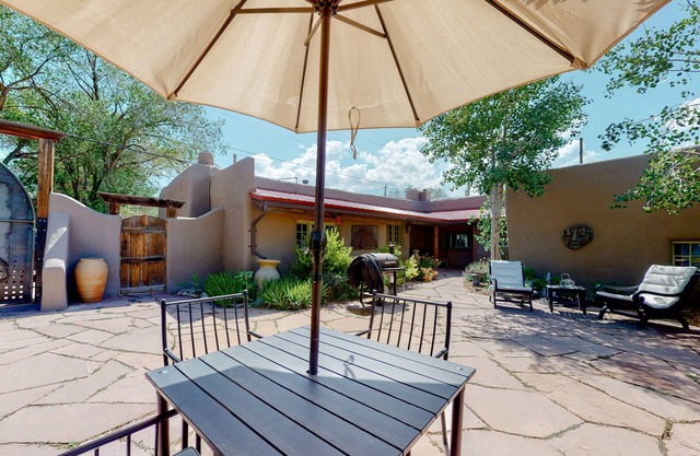 Luxe Casita - Fireplace, Full Kitchen & Steam Shower - Walk to Eateries, Dogs OK