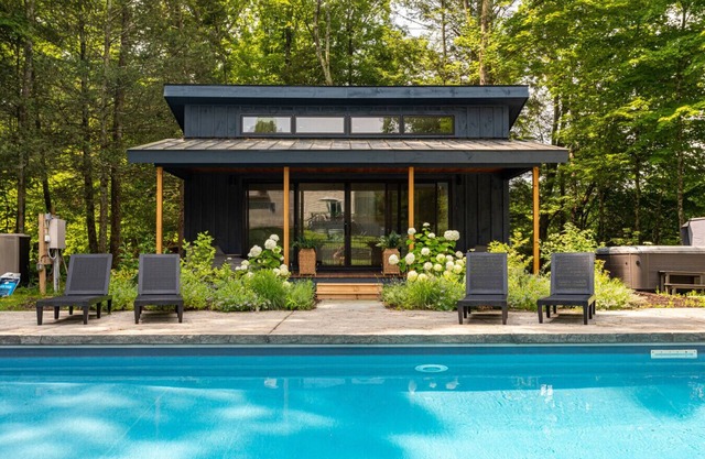 Luxe Family Retreat w/FP, HT & Cabana