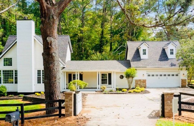 Luxe Farmhouse - 10 guests, 5 beds, 3 baths