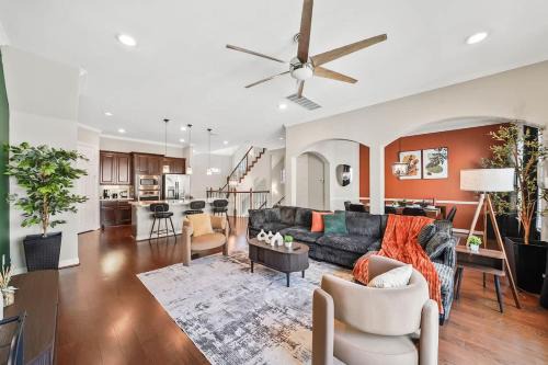 Luxe King 5BR Retreat with Fire Pit near Energy Corridor