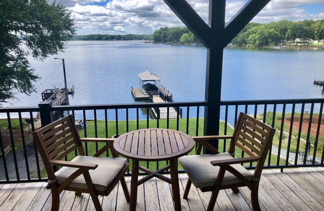 Luxurious 5 bed 3 1/2 bath lakefront home: private pier, 2 paddleboards, 2 kayak