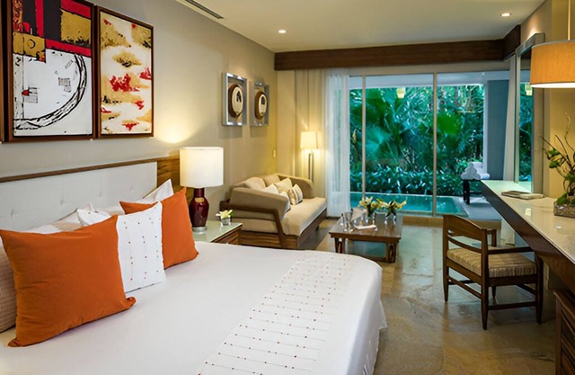 Luxurious 5 Star 2 BD/2 Bath Suite With Large Balcony and Plunge Pool
