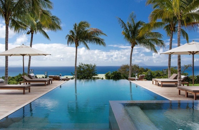 Luxurious 6 BDRM Blue Villa w Tennis Court