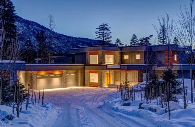 Luxurious 7BR Escape w/Mountain Views & Privacy