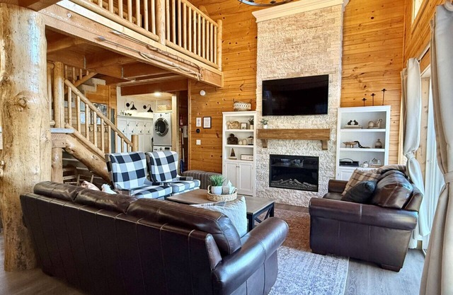 Luxurious Cabin Close to Lake Cascade w/Hot Tub