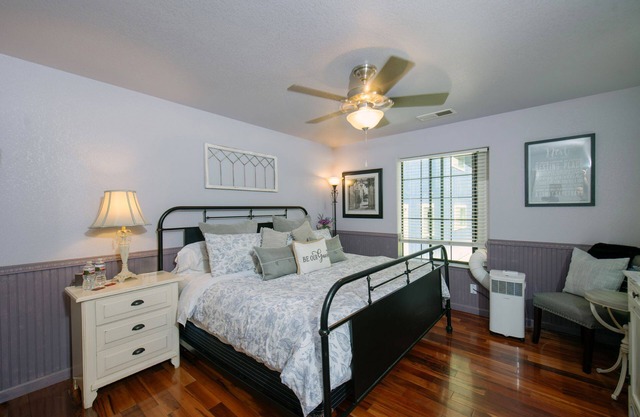 Luxurious King Suite Crazy Loon