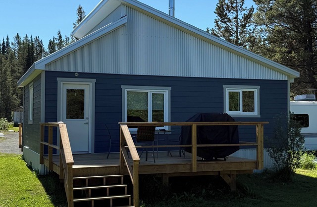 Luxurious private Atlin retreat w/hot tub under the stars, BBQ and fire pit!
