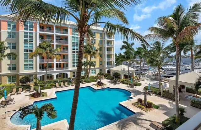 Luxurious Resort Style 2/2 Condo in charming Lantana.