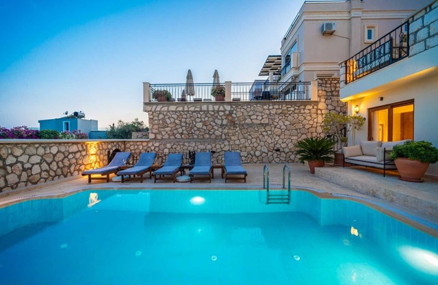 Luxurious Retreat Overlooking Kalamar Bay: Villa Mandalin