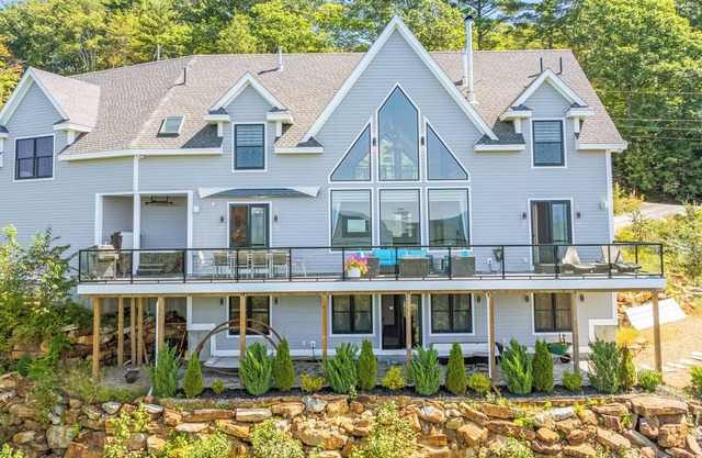 Luxurious Spacious 6-bedroom House. Best Views, Hot tub. Waterville Estates!