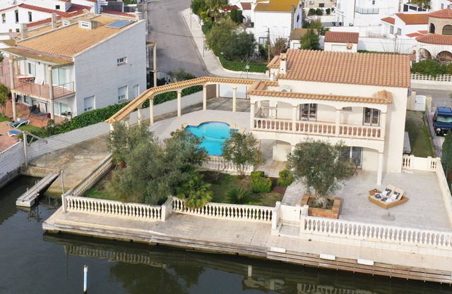 LUXURIOUS VILLA OF 300 M2 AT THE WATERFRONT ON THE COSTA BRAVA
