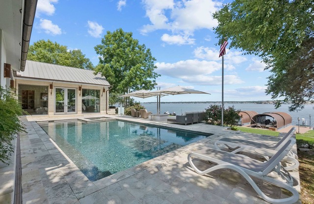 Luxurious Waterfront Estate - The Perfect Vacation Home - 3 night minimum