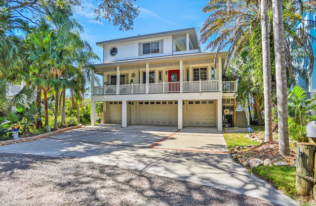 Luxurious waterfront home w/pool, hot tub, game room, dock & water activities
