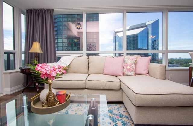 Luxury 2 BDR condo/Amazing view parking/subway/North York