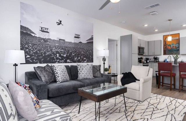 Luxury 2 BR Getaway Near Oak Mountain Park