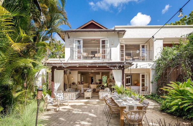 Luxury 3-bedroom villa w/ pool at 50m to the beach