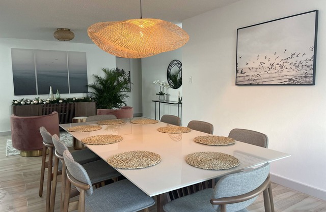 Luxury 5 Bedroom Home, 3 Minute Walk from the Beach