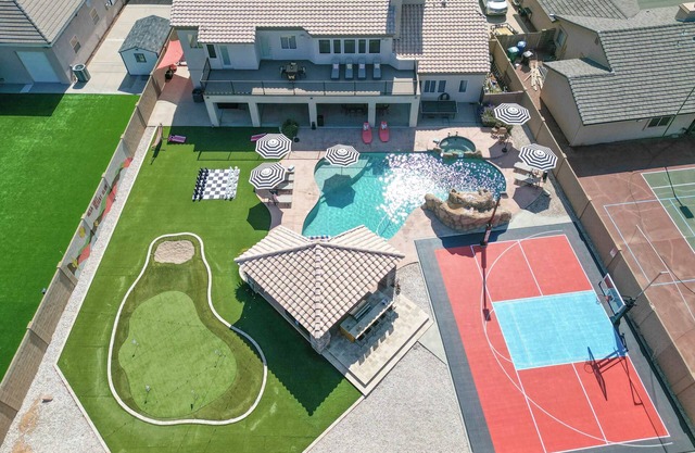 Luxury 6BR Retreat - Pool, BBQ, Theater and Games