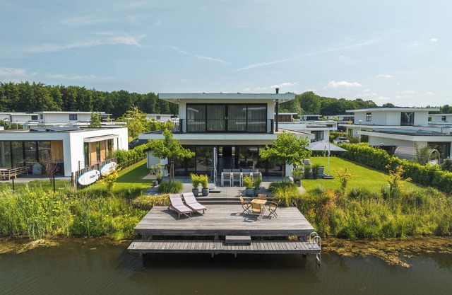 Luxury 8 person villa on the water with private jetty. Including 2 SUPs, barbecue and wood stove. Enjoy the spacious garden on the southwest and the beautiful wooded and watery surroundings!