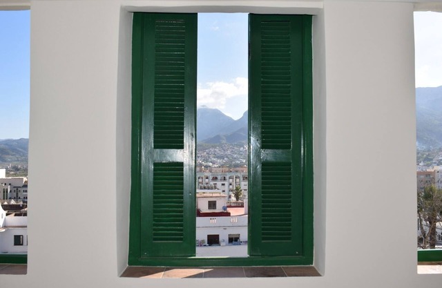 Luxury accommodation with fantastic mountain views close to the old medina