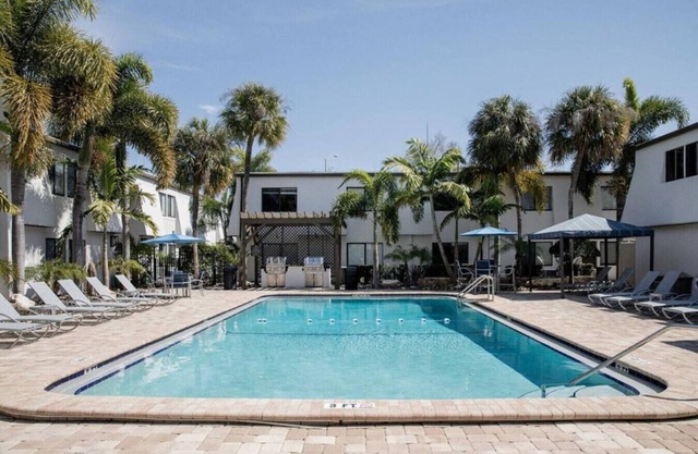Luxury Bayshore Stay | Pool, Gym & Free Parking